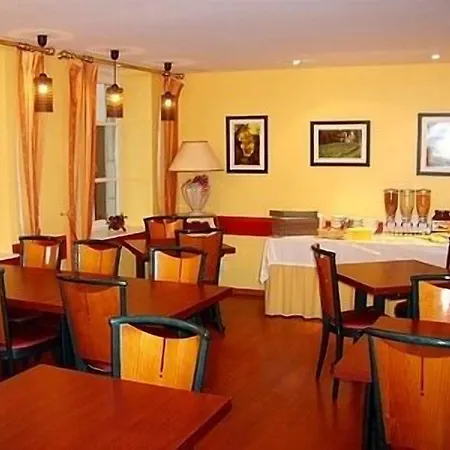 Logis Hotel-restaurant Le Chêne Hotel Saint-Pourçain-sur-Sioule