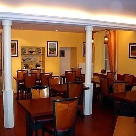 Hotel Logis Hotel-restaurant Le Chene