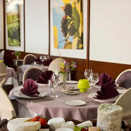 Hotel Logis Hotel-restaurant Le Chene