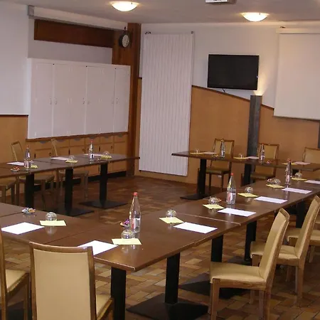 Logis Hotel-restaurant Le Chene Hotel Saint-Pourcain-sur-Sioule