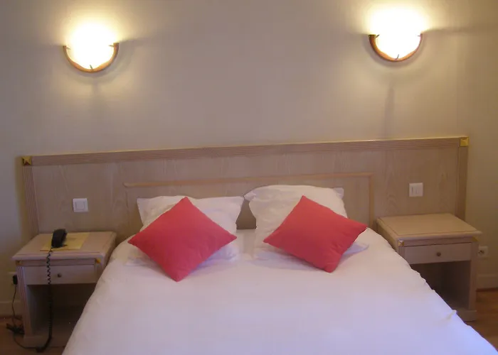 Logis Hotel-restaurant Le Chene Hotel Saint-Pourçain-sur-Sioule