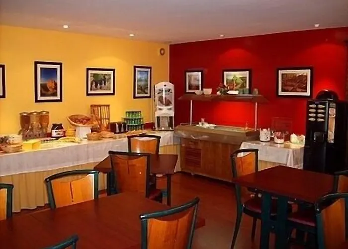 Hotel Logis Hotel-restaurant Le Chene