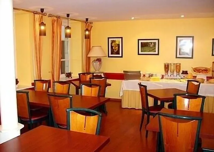 Logis Hotel-restaurant Le Chene Hotel Saint-Pourçain-sur-Sioule