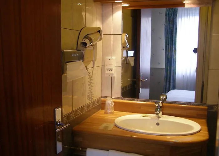 Logis Hotel-restaurant Le Chene Hotel 3*